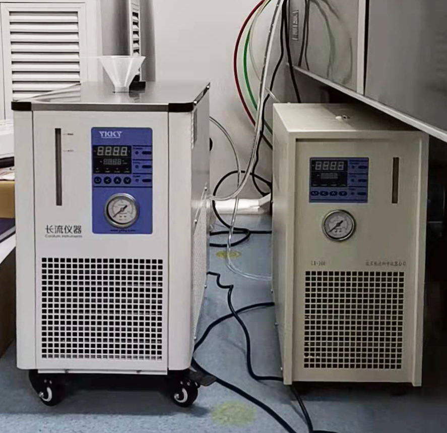 小型冷水機(jī)現(xiàn)場(chǎng)圖.jpg 小型冷水機(jī)現(xiàn)場(chǎng)圖.jpg