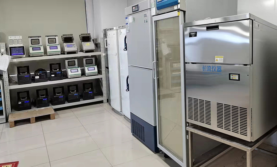 雪花制冰機(jī)現(xiàn)場(chǎng)圖.jpg 雪花制冰機(jī)現(xiàn)場(chǎng)圖.jpg