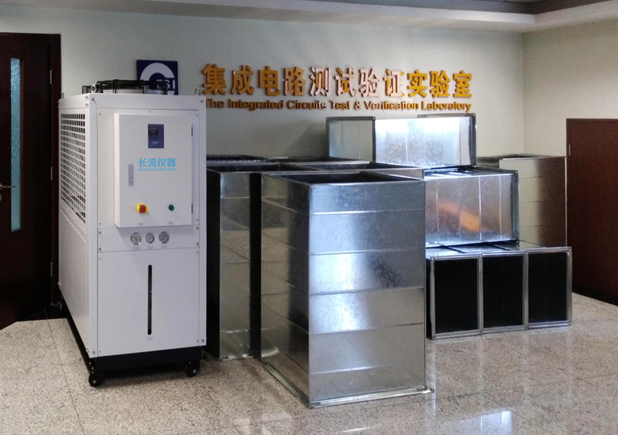 長(zhǎng)流儀器精密冷水機(jī)安裝現(xiàn)場(chǎng).jpg 長(zhǎng)流儀器精密冷水機(jī)安裝現(xiàn)場(chǎng).jpg