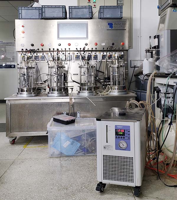 精密冷水機(jī)配發(fā)酵罐一拖五.jpg 精密冷水機(jī)配發(fā)酵罐一拖五.jpg